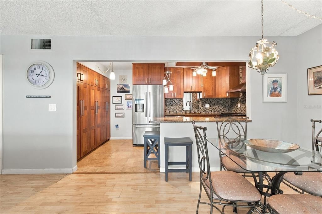 На продажу: $159,900 (2 спален, 2 ванн, 1041 Квадратных фут)
