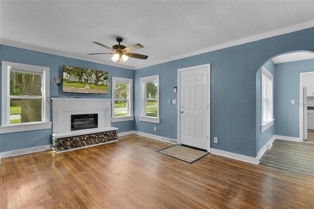 For Sale: $239,900 (3 beds, 1 baths, 1399 Square Feet)