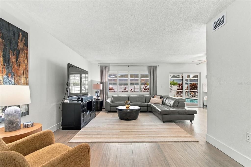 En Venta: $700,000 (3 camas, 2 baños, 2166 Pies cuadrados)