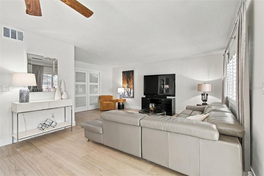En Venta: $700,000 (3 camas, 2 baños, 2166 Pies cuadrados)