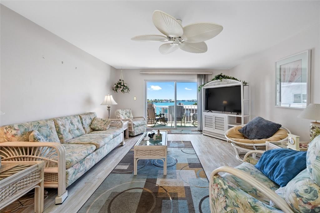 For Sale: $424,900 (2 beds, 2 baths, 1055 Square Feet)