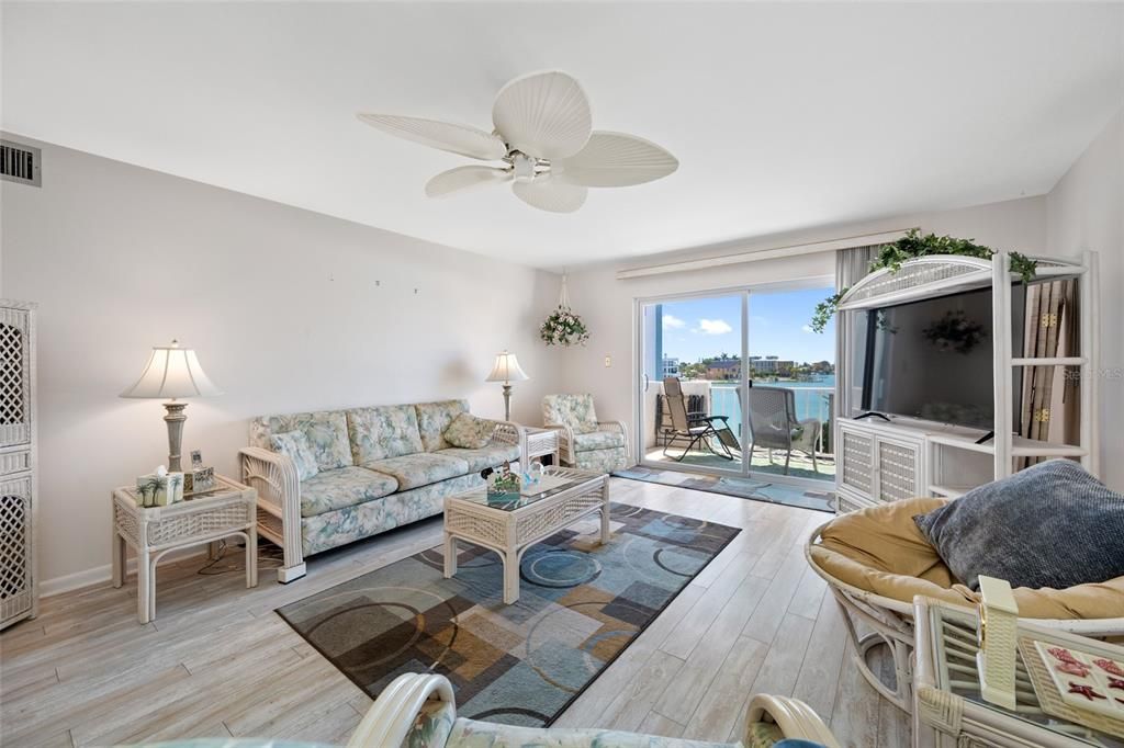 For Sale: $424,900 (2 beds, 2 baths, 1055 Square Feet)