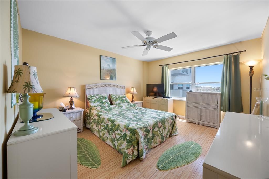 For Sale: $424,900 (2 beds, 2 baths, 1055 Square Feet)