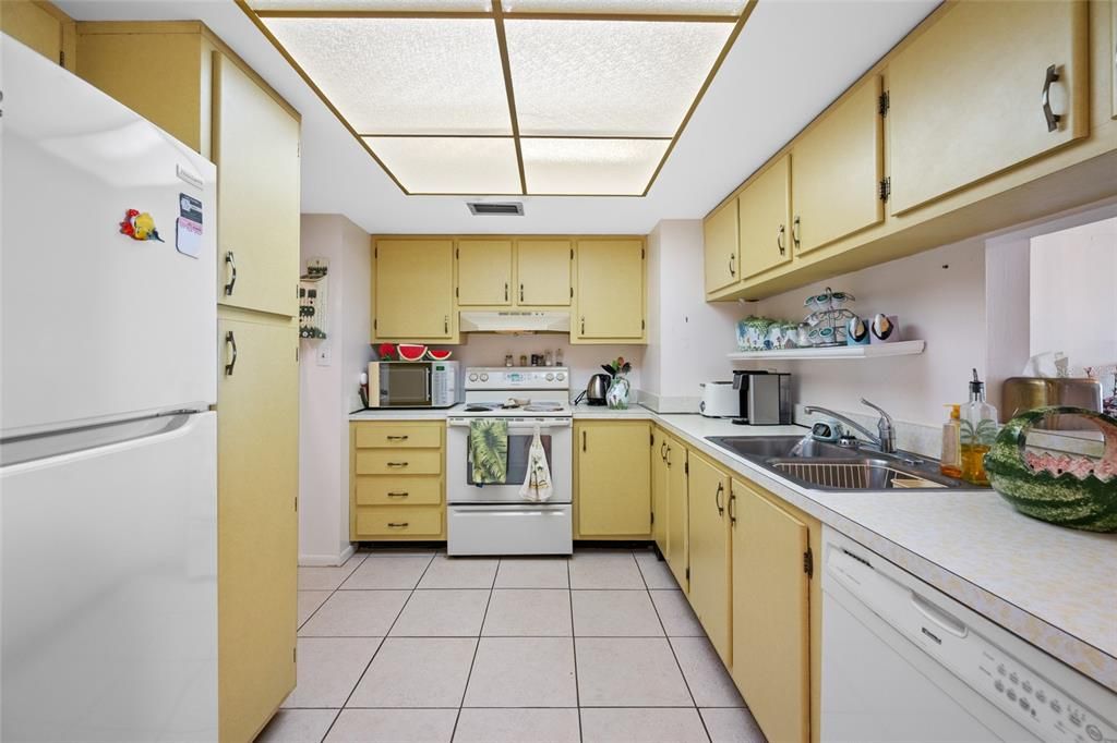 For Sale: $424,900 (2 beds, 2 baths, 1055 Square Feet)