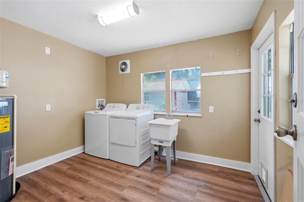 For Sale: $319,900 (3 beds, 2 baths, 1732 Square Feet)