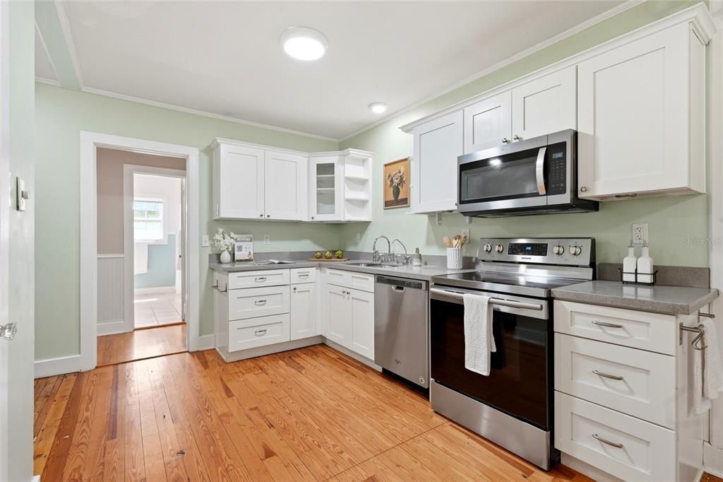 For Sale: $319,900 (3 beds, 2 baths, 1732 Square Feet)