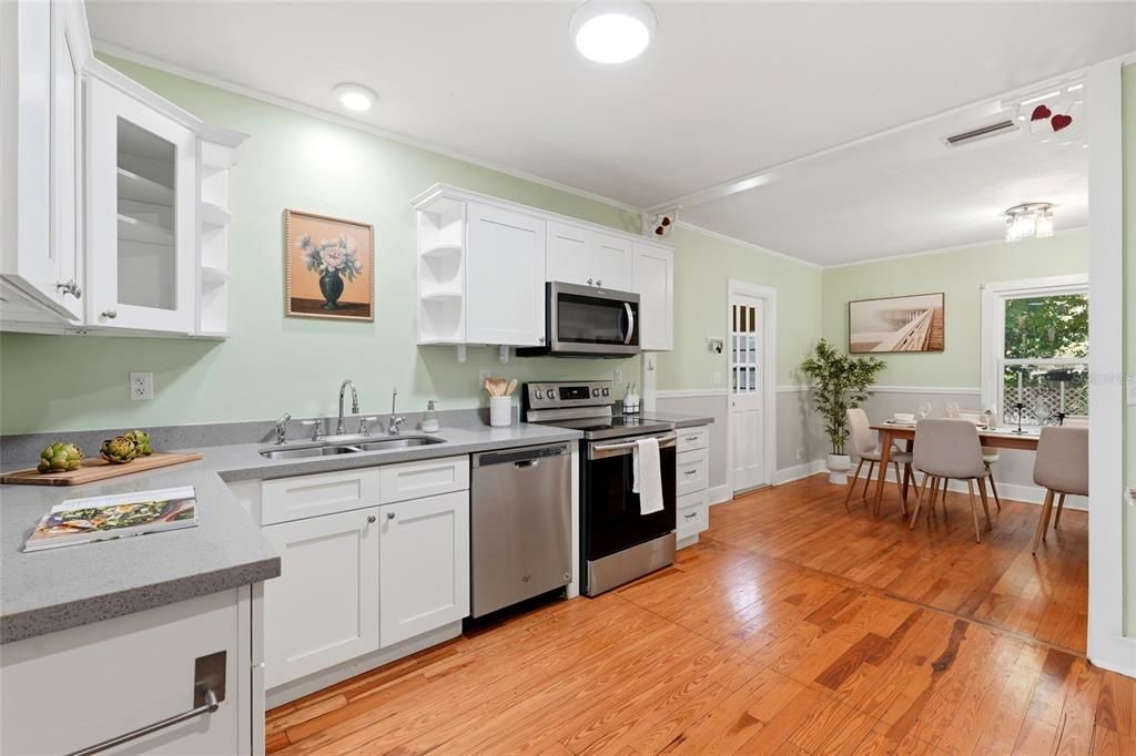 For Sale: $319,900 (3 beds, 2 baths, 1732 Square Feet)