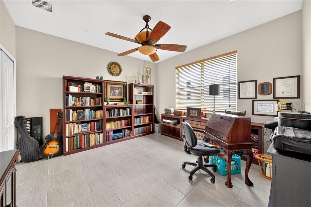 En Venta: $590,000 (6 camas, 3 baños, 3855 Pies cuadrados)