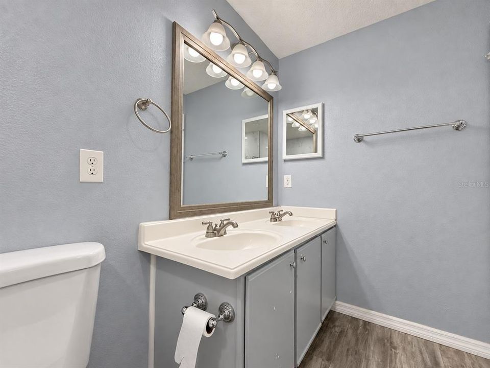 For Rent: $2,600 (4 beds, 2 baths, 1929 Square Feet)