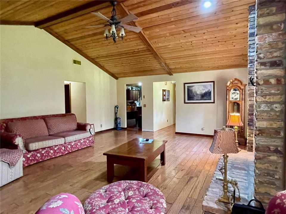 En Venta: $360,000 (3 camas, 2 baños, 2402 Pies cuadrados)