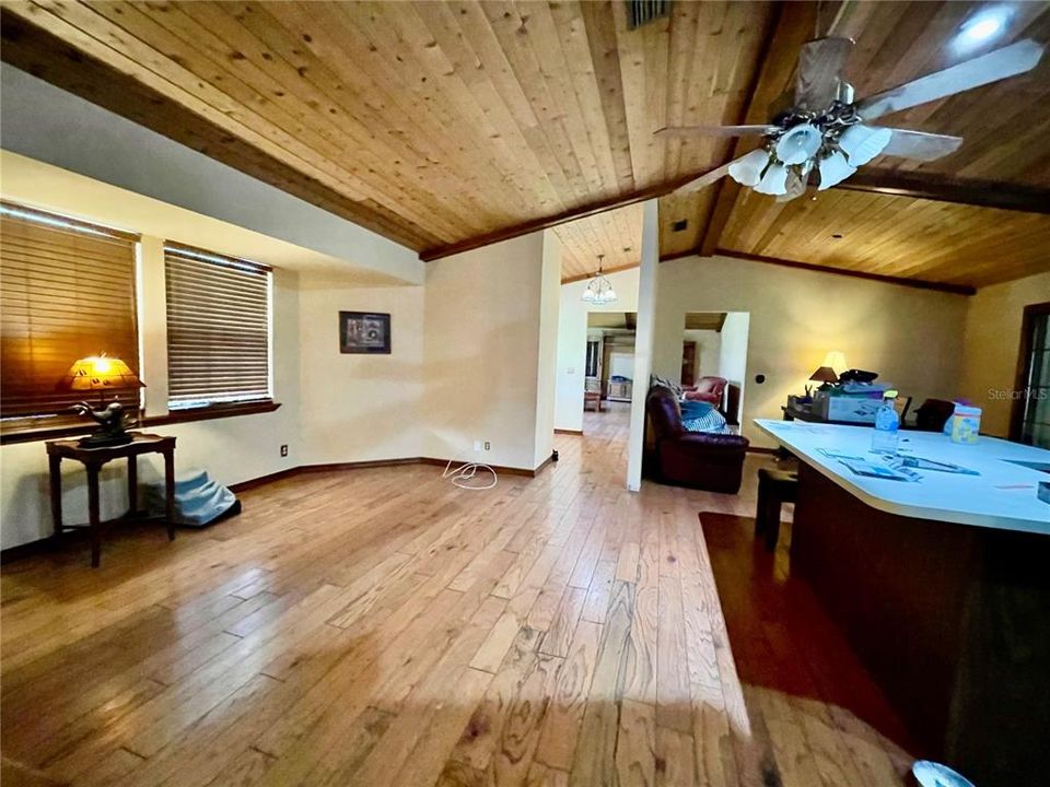 En Venta: $360,000 (3 camas, 2 baños, 2402 Pies cuadrados)