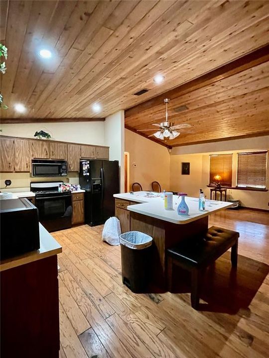 En Venta: $360,000 (3 camas, 2 baños, 2402 Pies cuadrados)