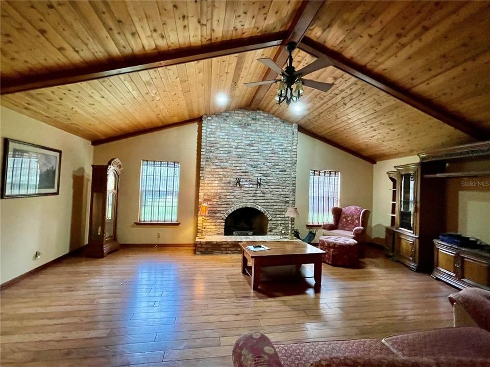 En Venta: $360,000 (3 camas, 2 baños, 2402 Pies cuadrados)