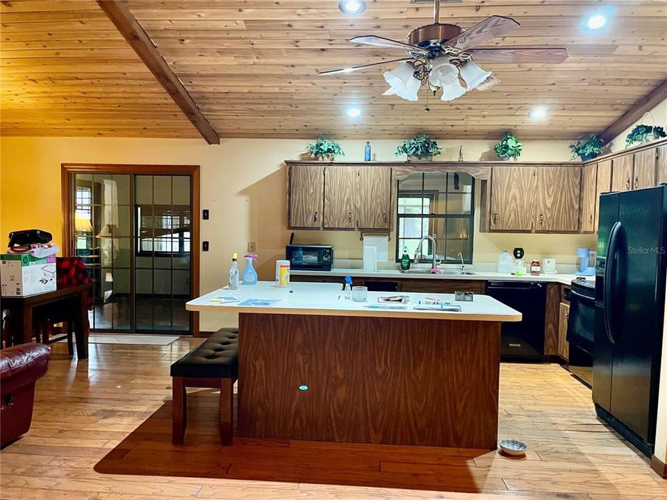 En Venta: $360,000 (3 camas, 2 baños, 2402 Pies cuadrados)
