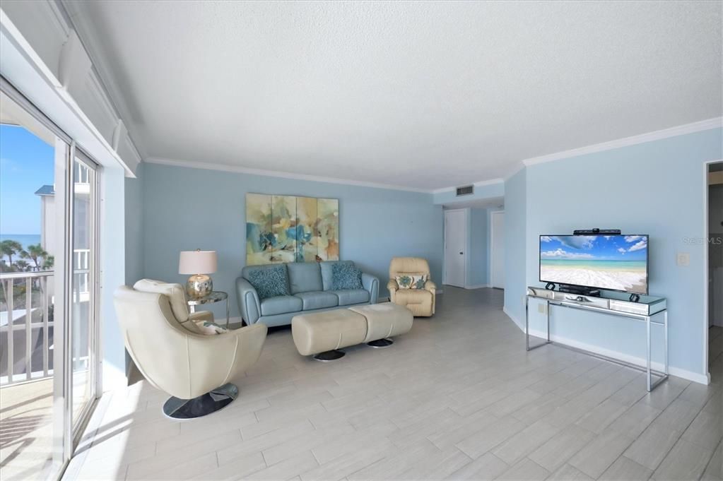 For Sale: $725,000 (2 beds, 2 baths, 1150 Square Feet)