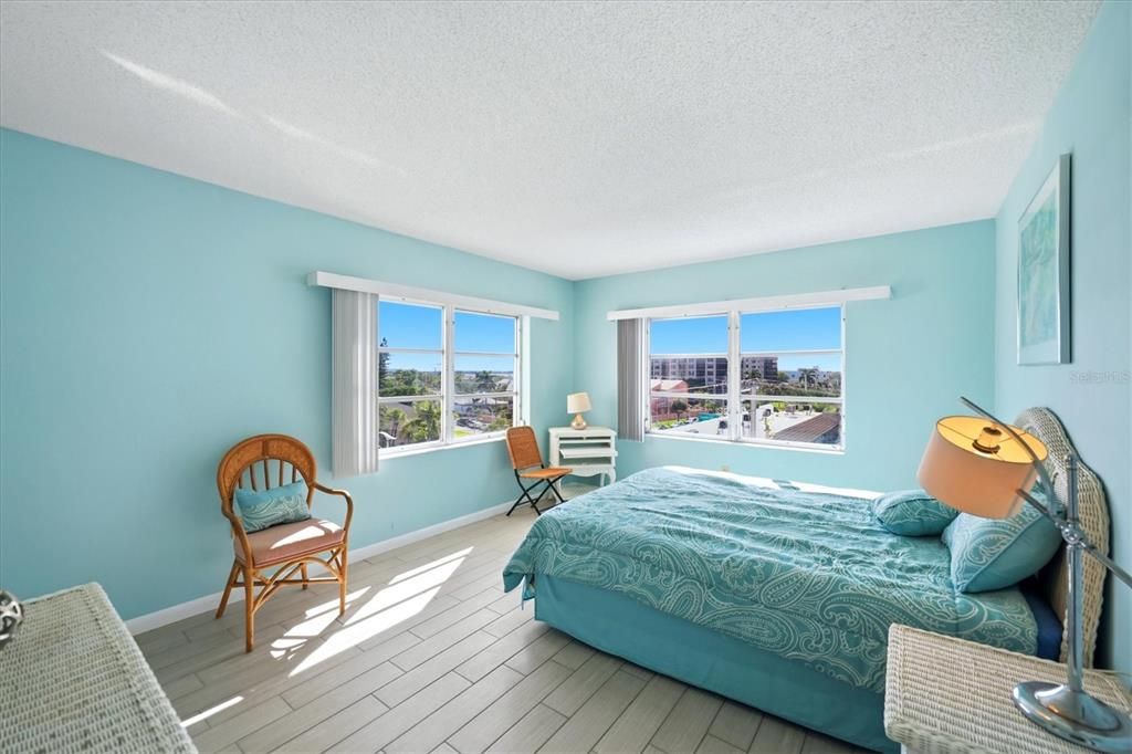 For Sale: $725,000 (2 beds, 2 baths, 1150 Square Feet)