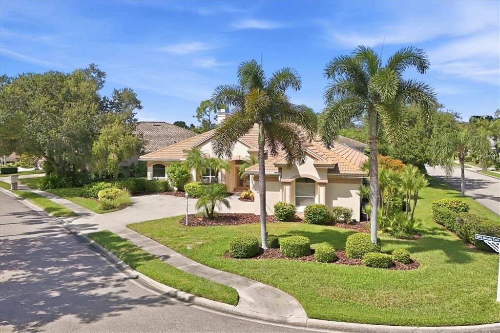 For Sale: $741,900 (3 beds, 3 baths, 2454 Square Feet)