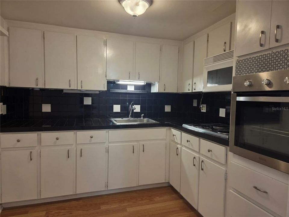 For Rent: $1,300 (1 beds, 1 baths, 800 Square Feet)