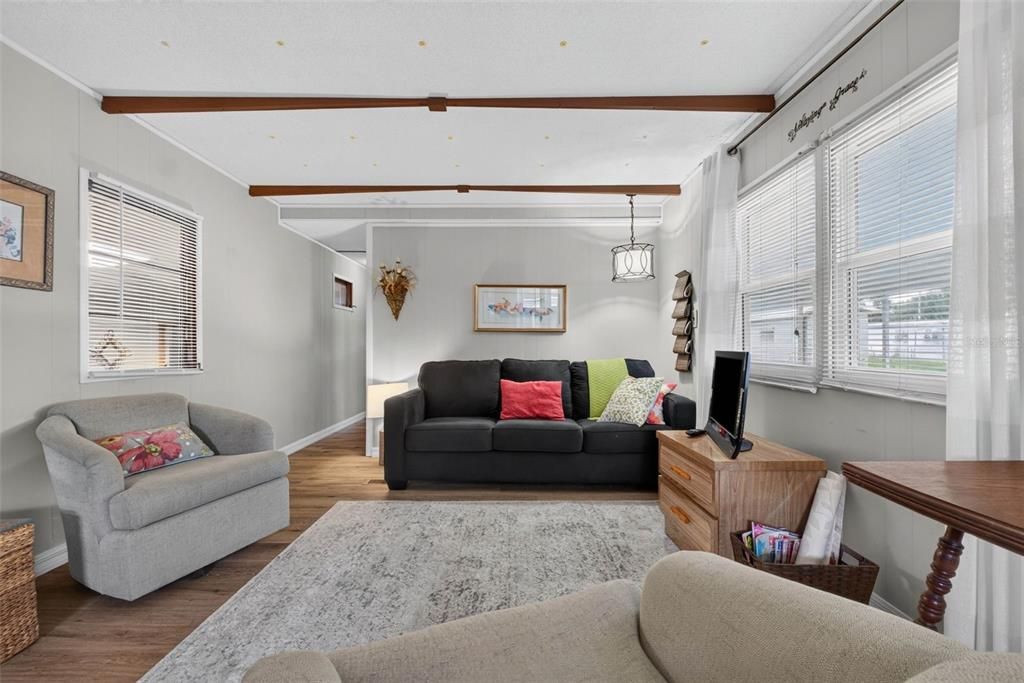 For Sale: $89,900 (2 beds, 1 baths, 552 Square Feet)