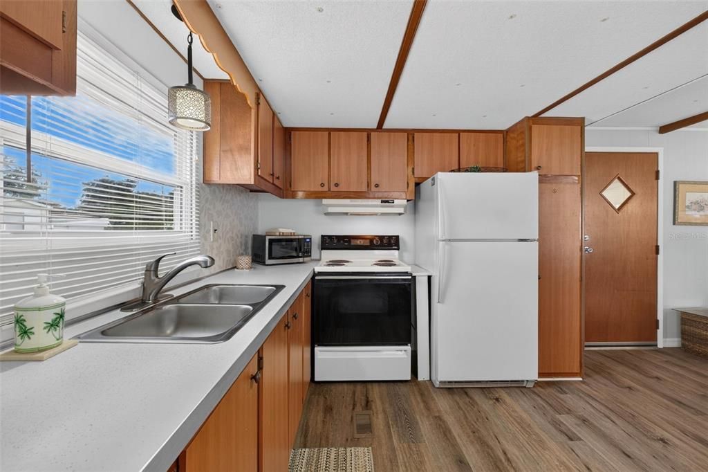 For Sale: $89,900 (2 beds, 1 baths, 552 Square Feet)