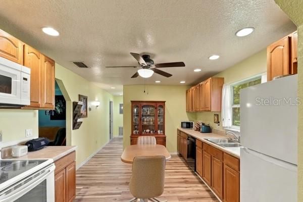 For Sale: $175,000 (2 beds, 1 baths, 1104 Square Feet)
