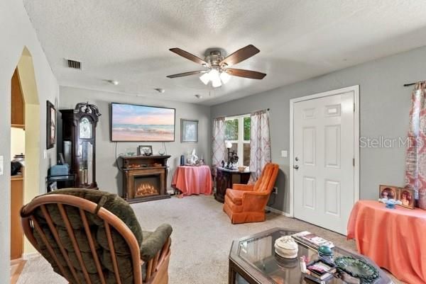 For Sale: $175,000 (2 beds, 1 baths, 1104 Square Feet)