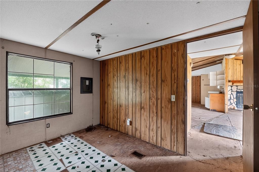 For Sale: $90,000 (3 beds, 2 baths, 1056 Square Feet)