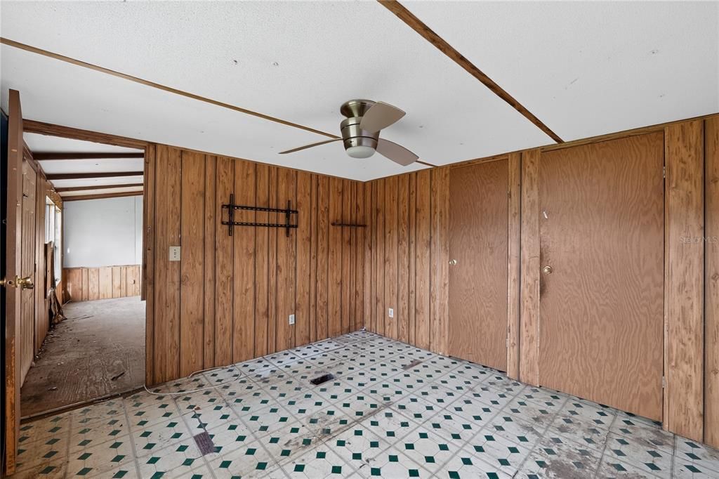 For Sale: $90,000 (3 beds, 2 baths, 1056 Square Feet)
