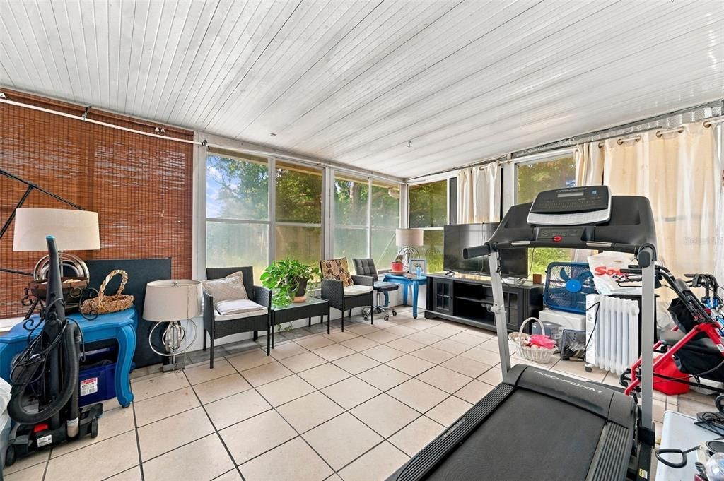 For Sale: $200,000 (2 beds, 1 baths, 832 Square Feet)