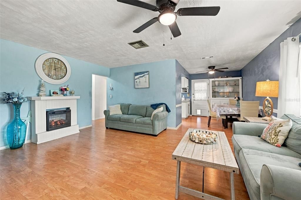 For Sale: $200,000 (2 beds, 1 baths, 832 Square Feet)