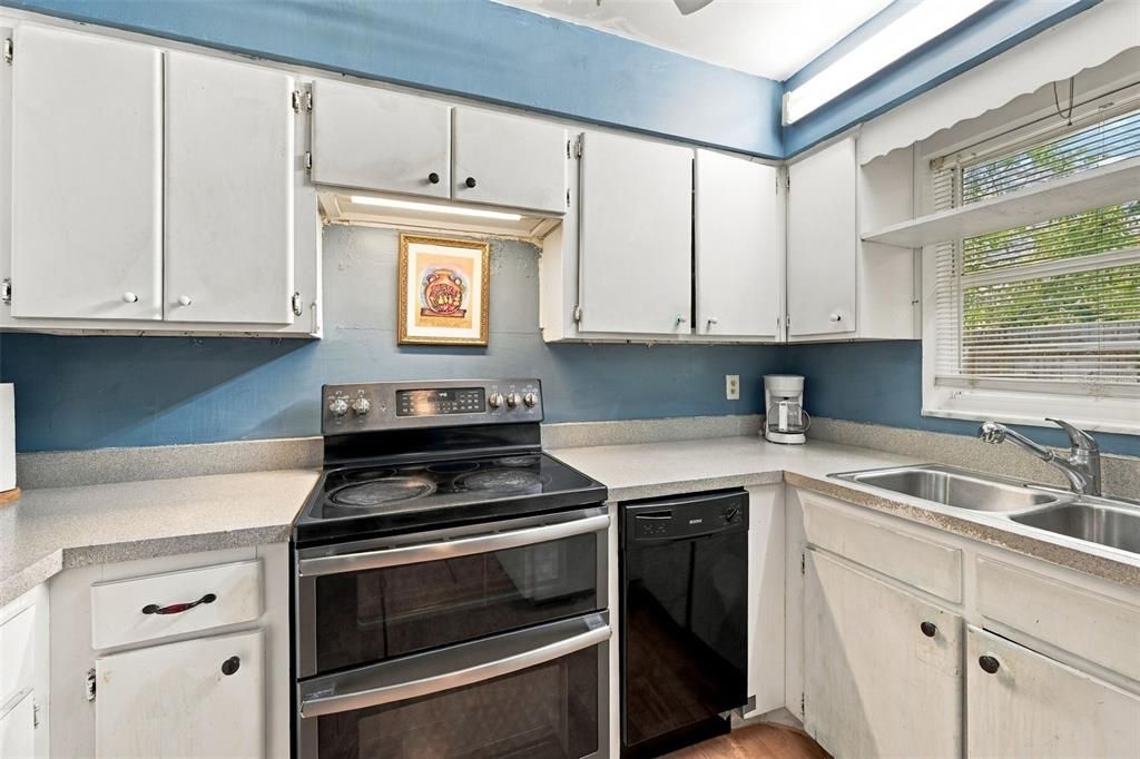 For Sale: $200,000 (2 beds, 1 baths, 832 Square Feet)