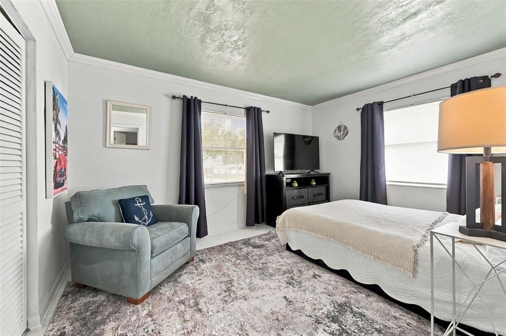 For Sale: $200,000 (2 beds, 1 baths, 832 Square Feet)