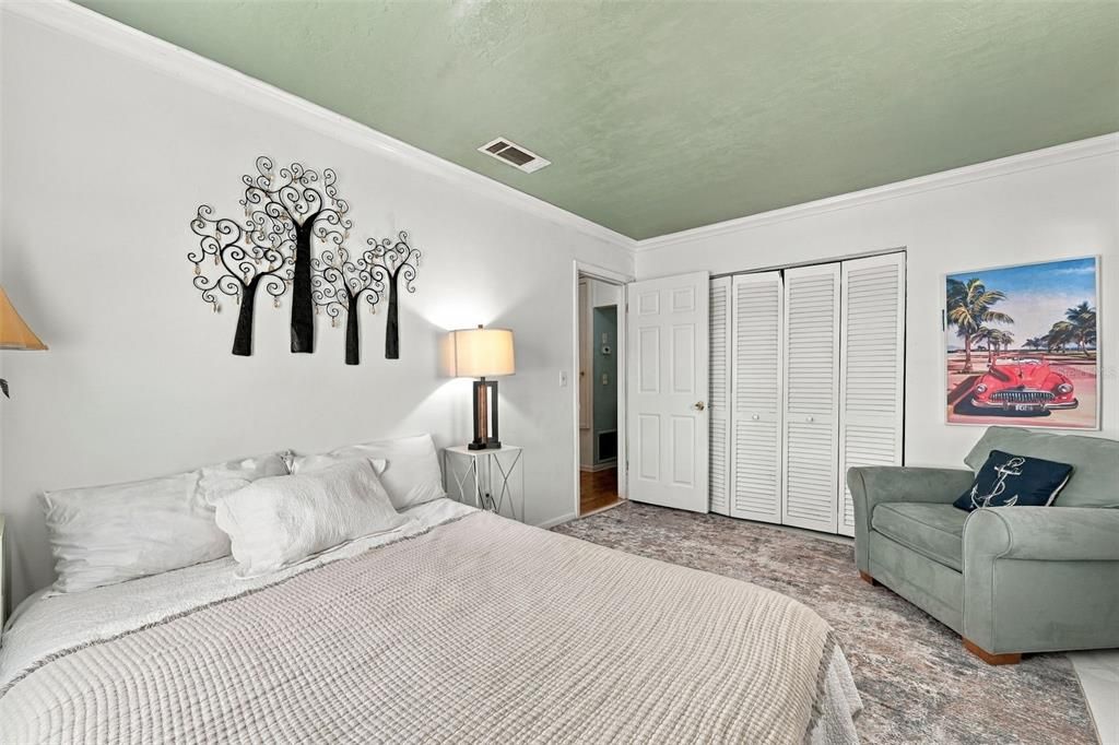 For Sale: $200,000 (2 beds, 1 baths, 832 Square Feet)