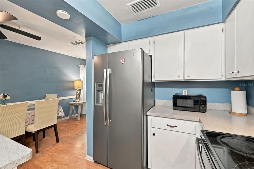 For Sale: $200,000 (2 beds, 1 baths, 832 Square Feet)