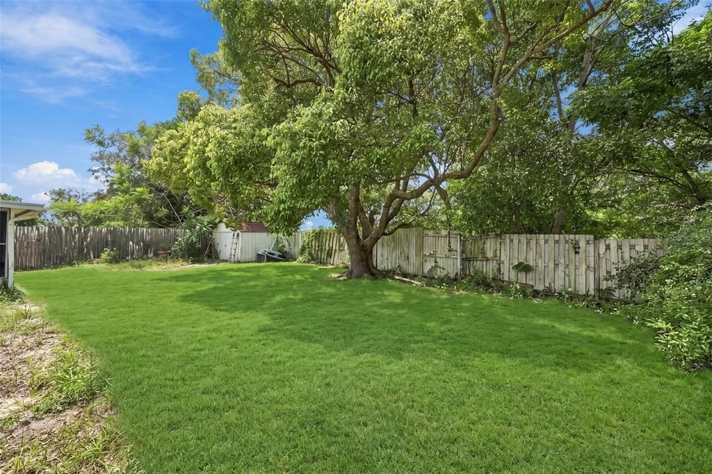 For Sale: $200,000 (2 beds, 1 baths, 832 Square Feet)