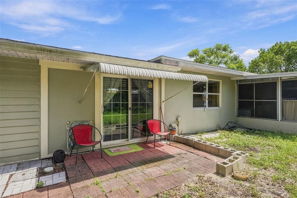 For Sale: $200,000 (2 beds, 1 baths, 832 Square Feet)