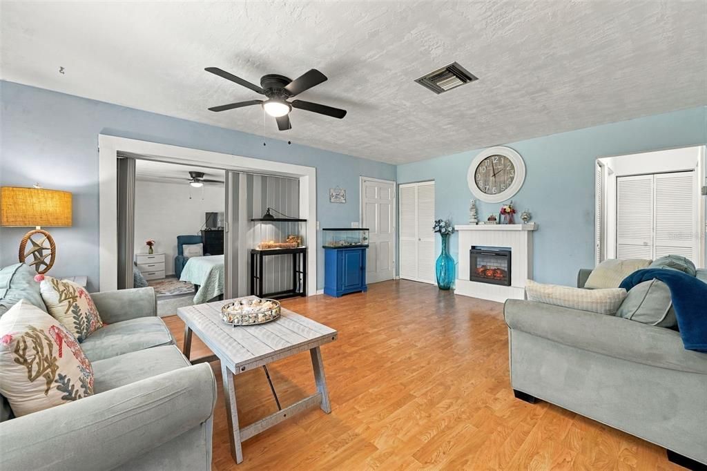 For Sale: $200,000 (2 beds, 1 baths, 832 Square Feet)
