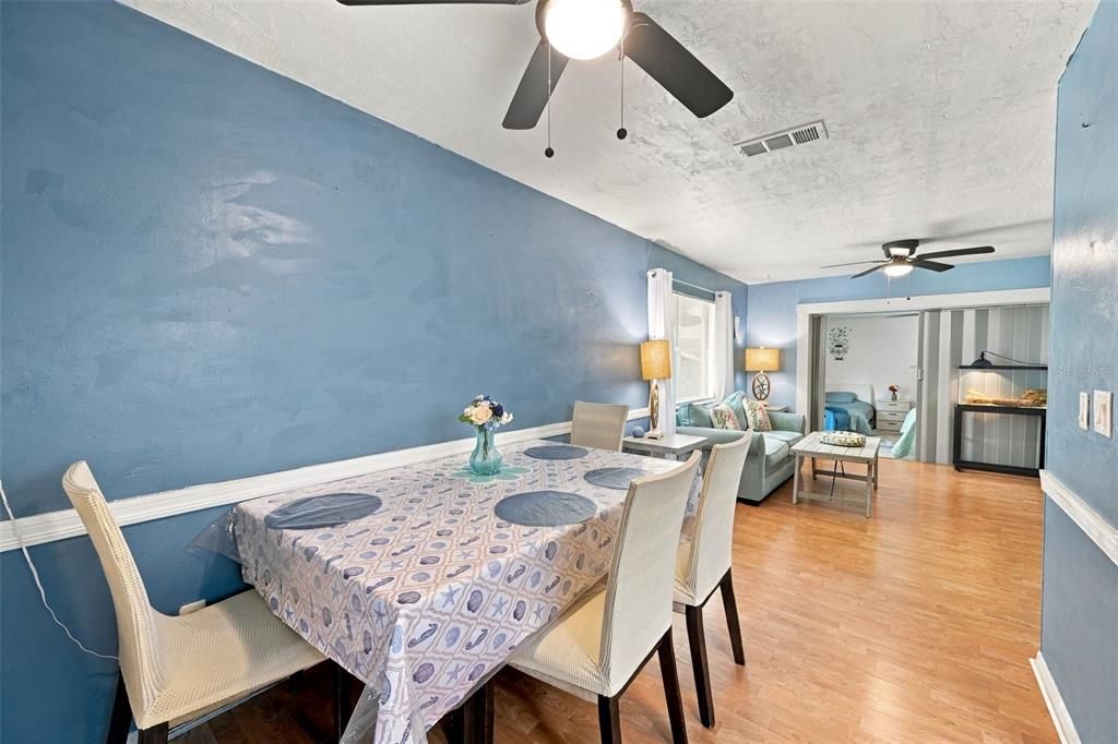 For Sale: $200,000 (2 beds, 1 baths, 832 Square Feet)