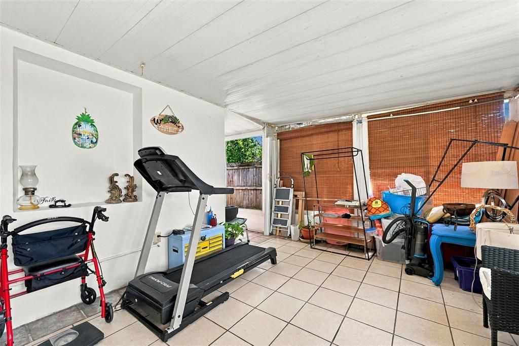 For Sale: $200,000 (2 beds, 1 baths, 832 Square Feet)