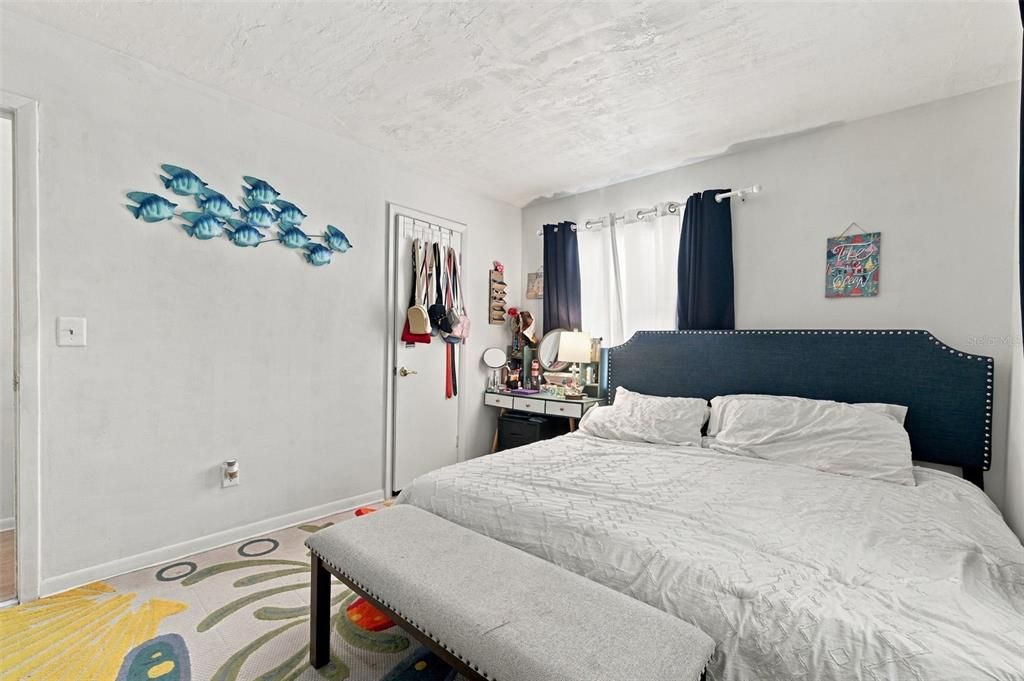 For Sale: $200,000 (2 beds, 1 baths, 832 Square Feet)