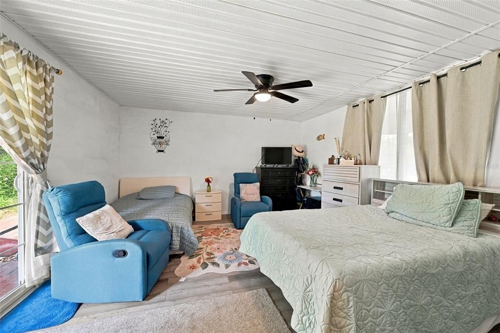 For Sale: $200,000 (2 beds, 1 baths, 832 Square Feet)