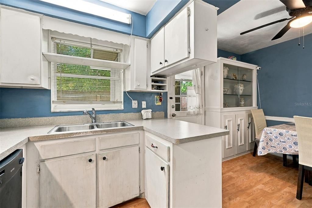For Sale: $200,000 (2 beds, 1 baths, 832 Square Feet)