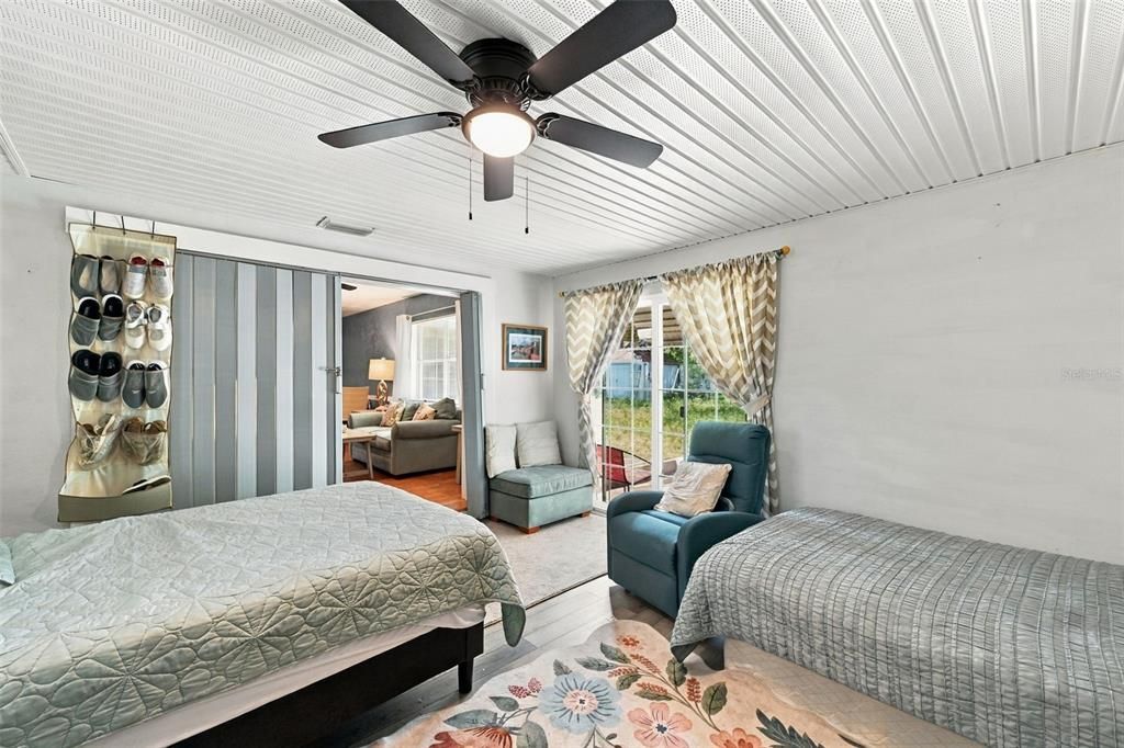 For Sale: $200,000 (2 beds, 1 baths, 832 Square Feet)