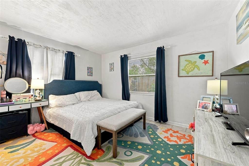 For Sale: $200,000 (2 beds, 1 baths, 832 Square Feet)