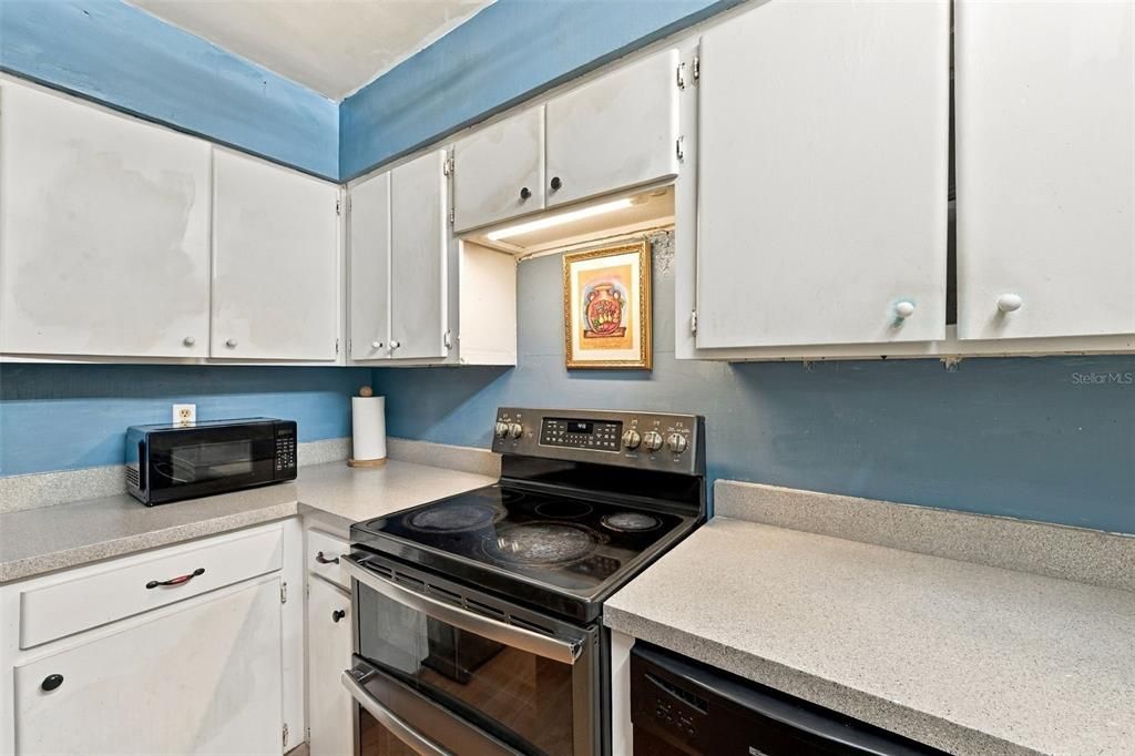 For Sale: $200,000 (2 beds, 1 baths, 832 Square Feet)