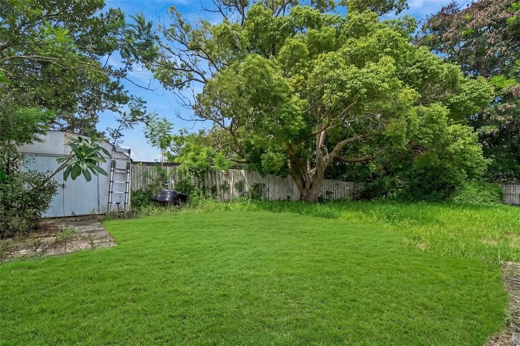 For Sale: $200,000 (2 beds, 1 baths, 832 Square Feet)