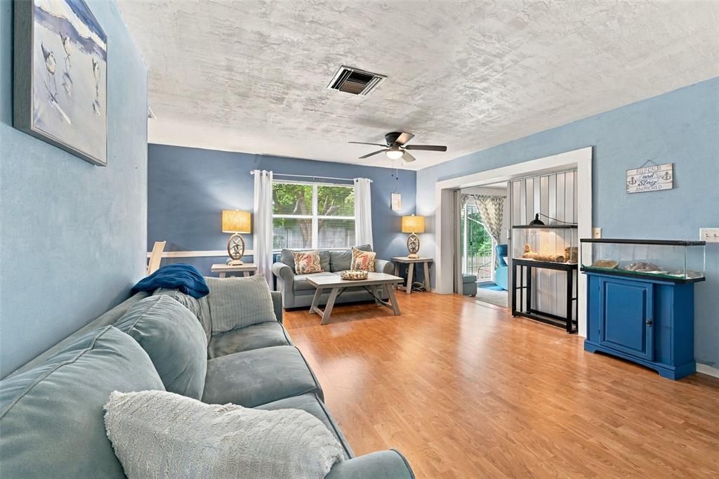 For Sale: $200,000 (2 beds, 1 baths, 832 Square Feet)