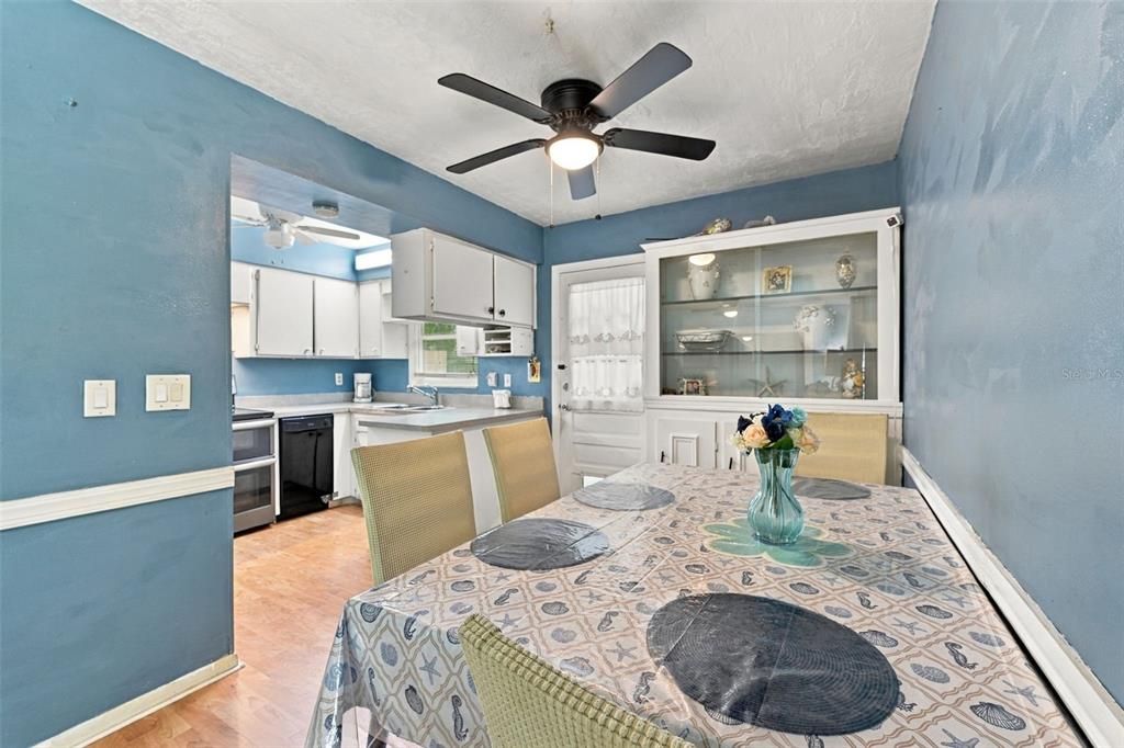 For Sale: $200,000 (2 beds, 1 baths, 832 Square Feet)