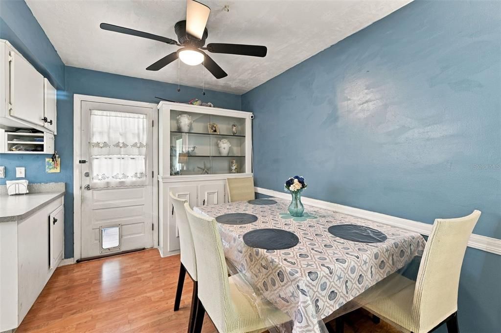 For Sale: $200,000 (2 beds, 1 baths, 832 Square Feet)