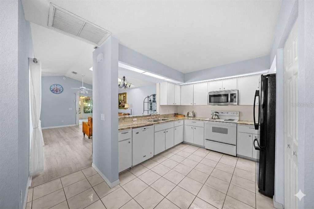 For Sale: $284,999 (3 beds, 3 baths, 1463 Square Feet)